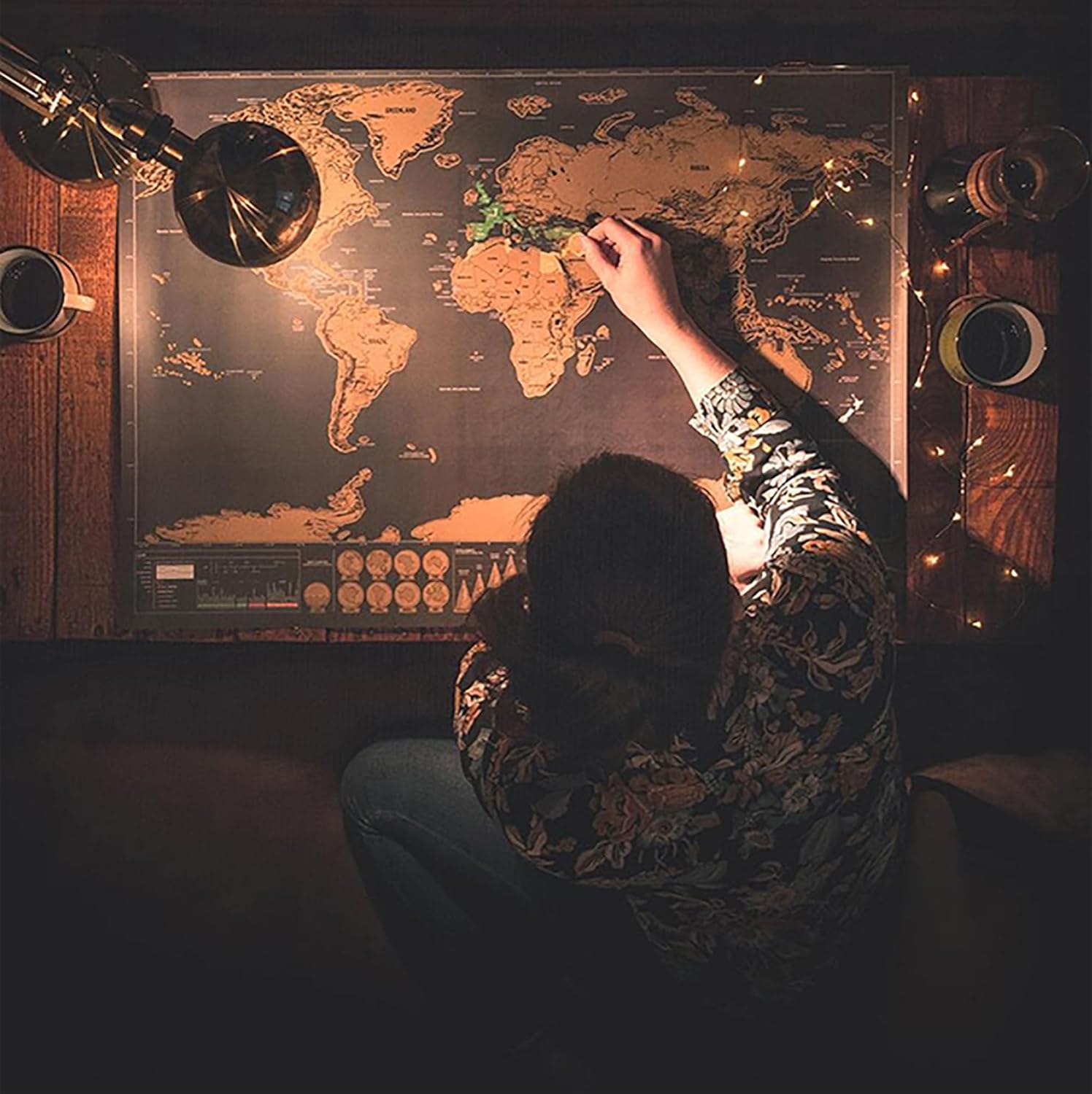 Skrapkarta över världen – Skrapa fram dina länder med världskartan 42x29 cm med reseklistermärken (guld/svart)