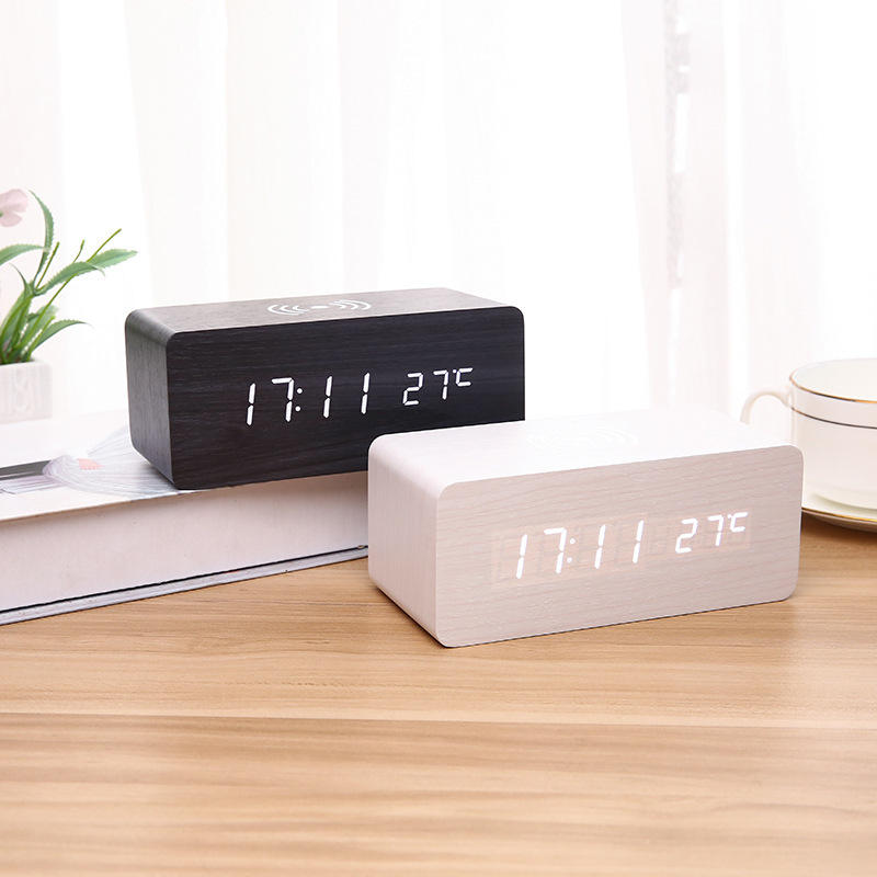 Trädesignad LED digital väckarklocka med trådlös laddning och temperaturvisning