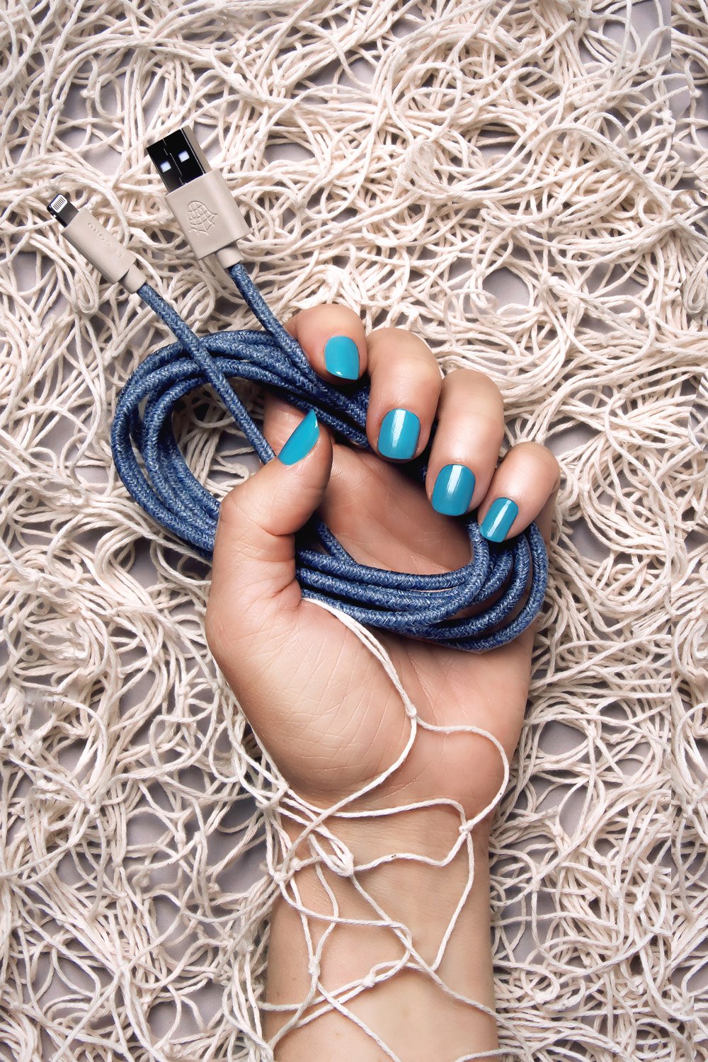 Bleu iPhone kabel Tillverkat av återvunna fiskenät 2 meter