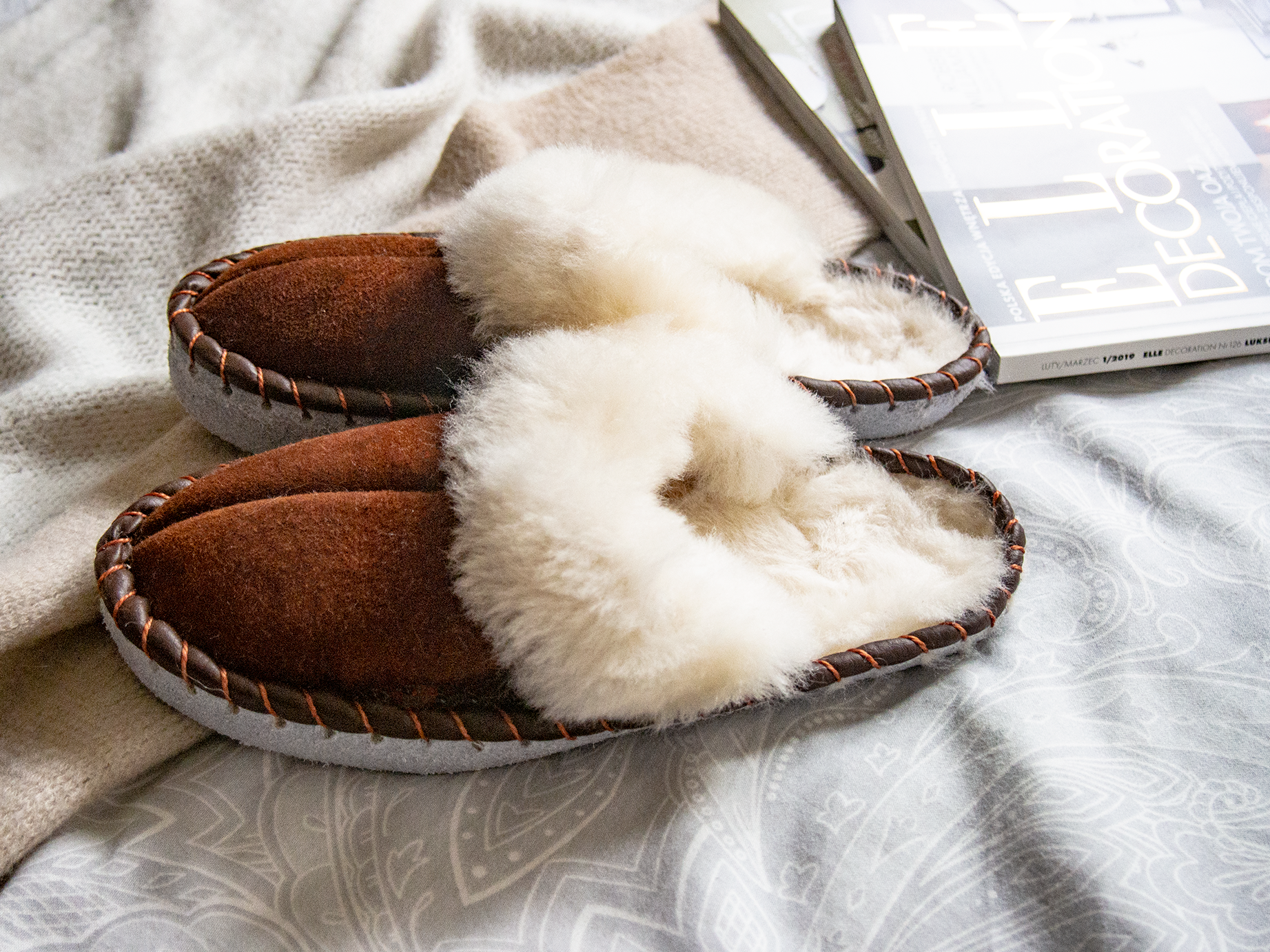 Tofflor i brunt äkta fårskinn och av shearling