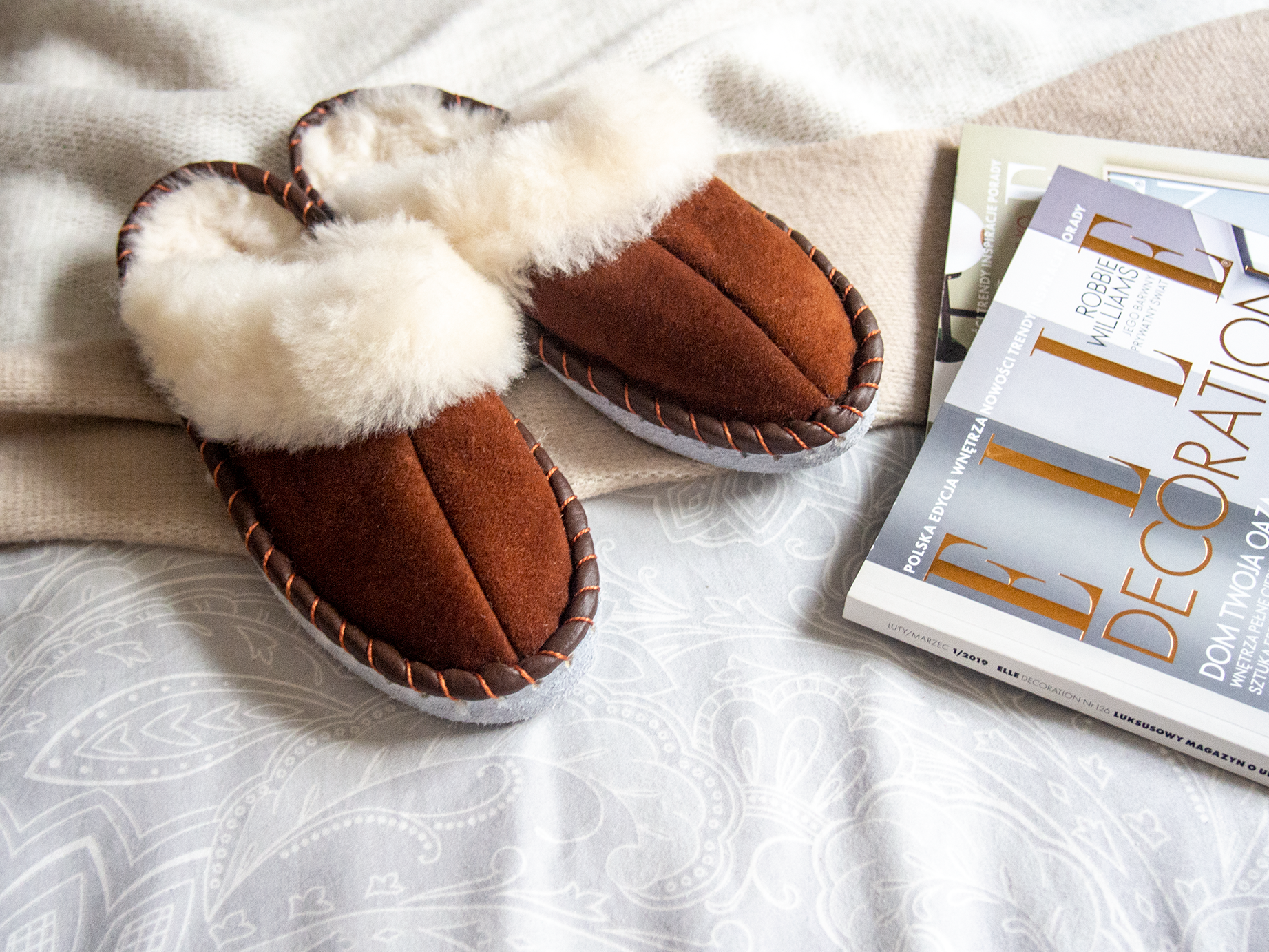 Tofflor i brunt äkta fårskinn och av shearling