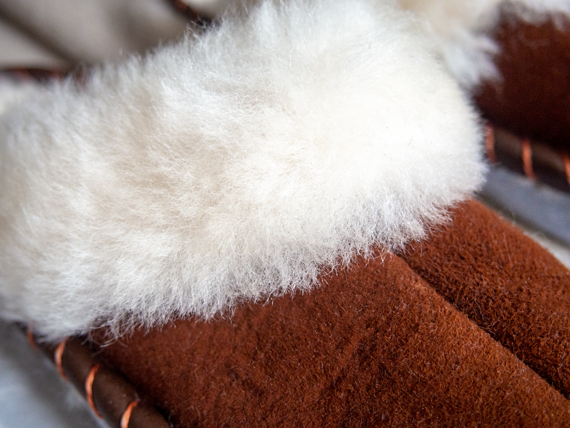 Tofflor i brunt äkta fårskinn och av shearling