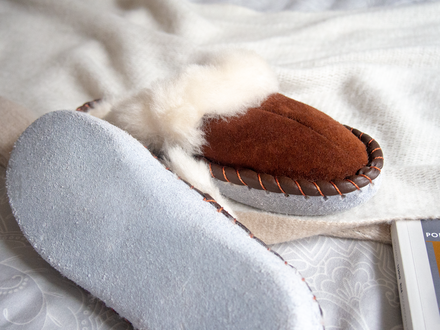 Tofflor i brunt äkta fårskinn och av shearling