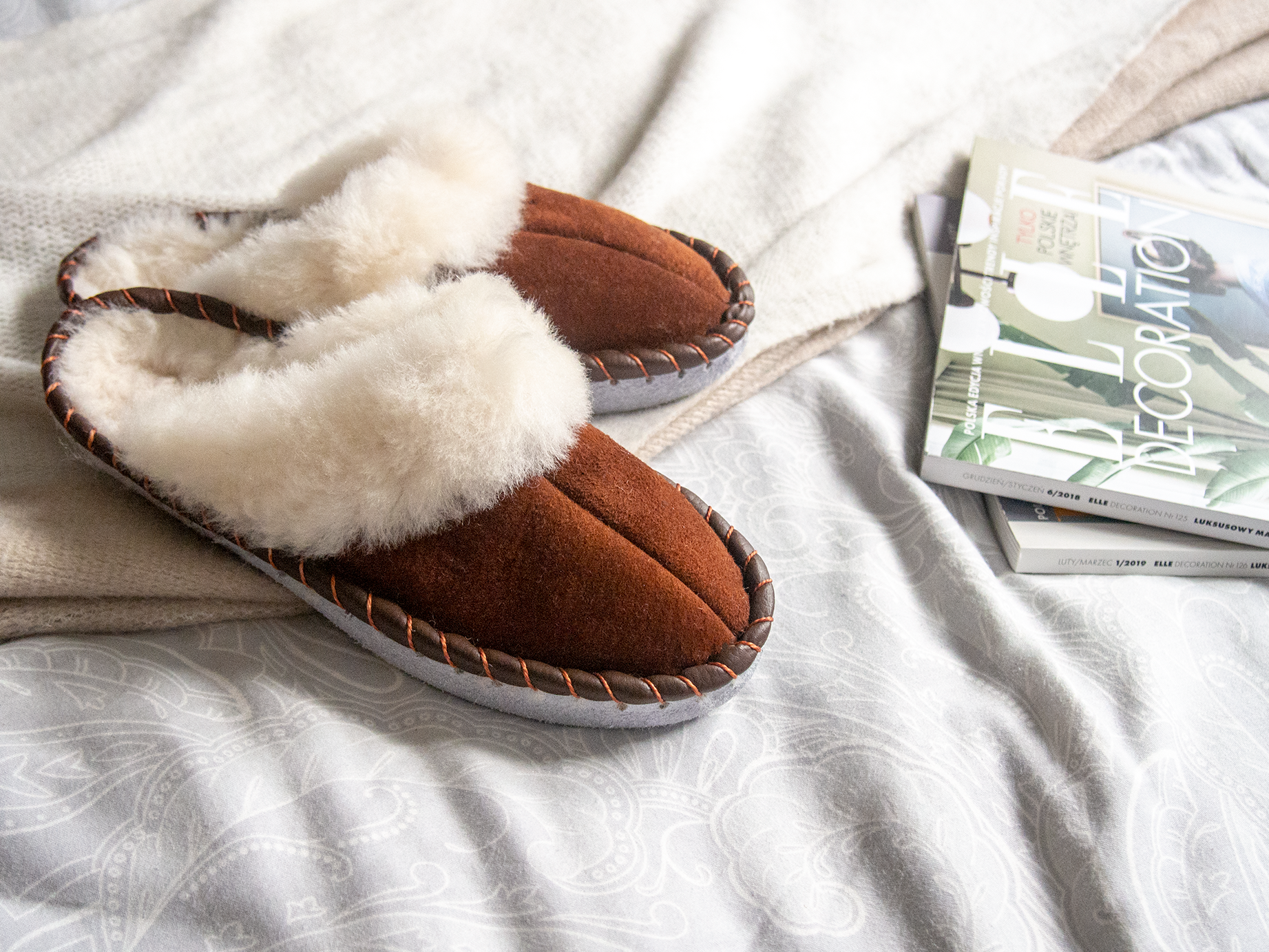 Tofflor i brunt äkta fårskinn och av shearling