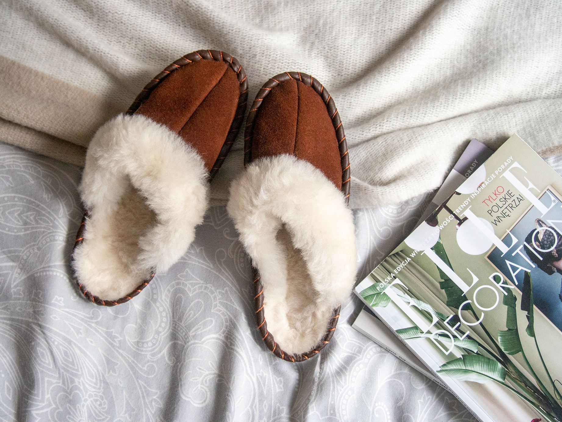 Tofflor i brunt äkta fårskinn och av shearling