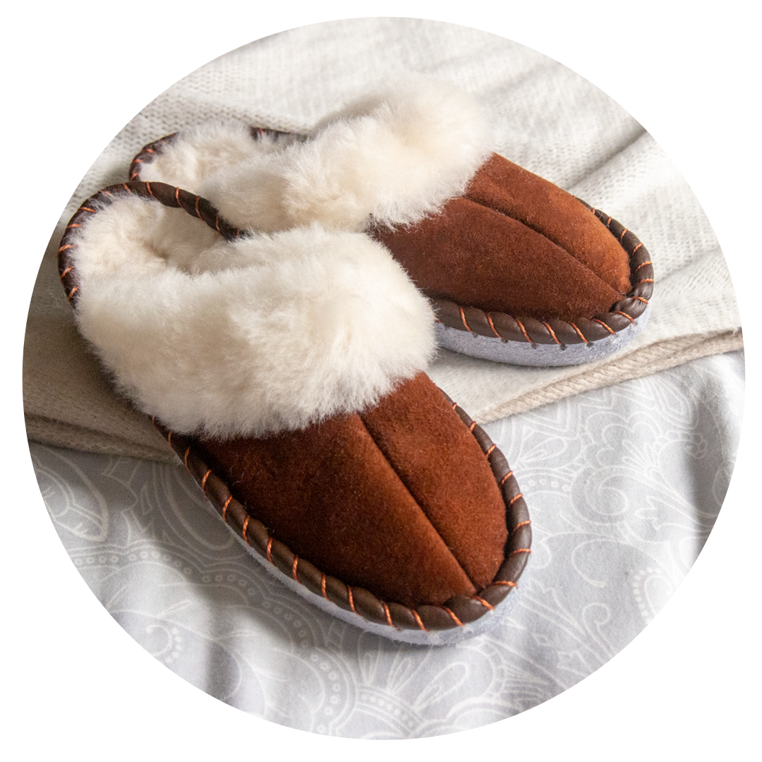 Tofflor i brunt äkta fårskinn och av shearling