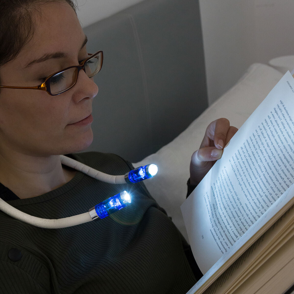 LED-belysning bakom nacke bokläsning