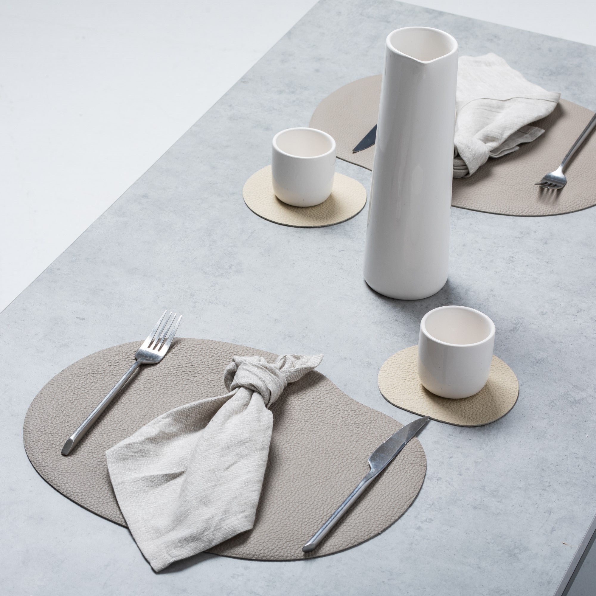 Glasunderlägg & Bordsunderlägg i äkta läder, beige