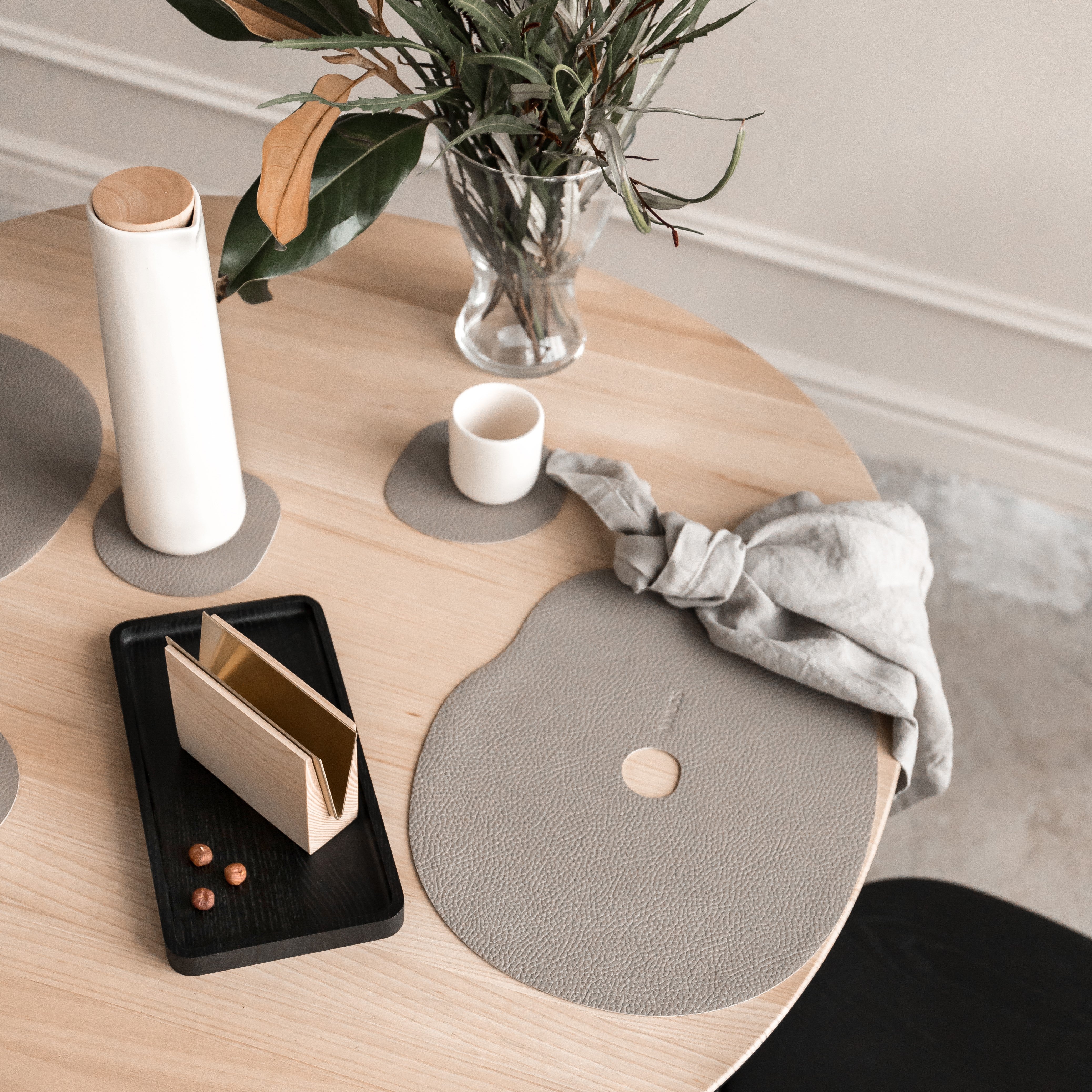 Glasunderlägg & Bordsunderlägg i äkta läder, beige